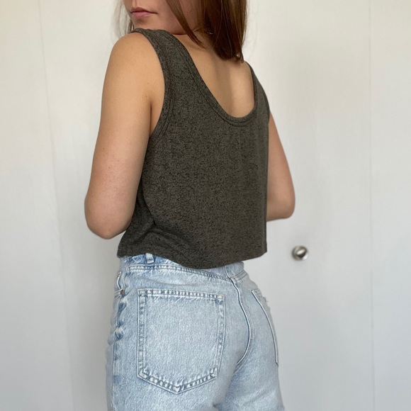 Cropped Tank Top - Picture 3 of 4